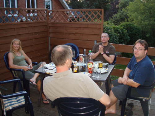 beim Grillen auf der Terrasse