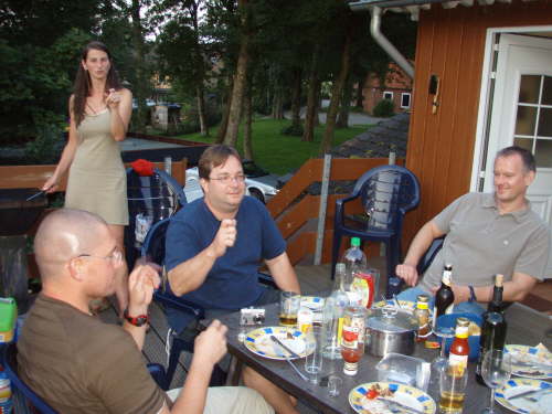 beim Grillen auf der Terrasse